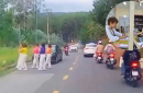 Hình thức xử phạt nhóm người phụ nữ 'bất chấp' dừng xe giữa đường để nhảy múa